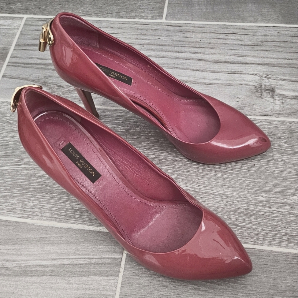AUTHENTIC Louis Vuitton Lock Pumps Size 37 Mauve Pink